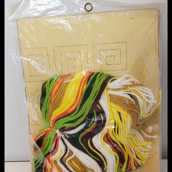 Vintage 1975 Crewel Creative Stitchery Pillow Kit Bordered Daisy New in Package - Picture 3 of 4